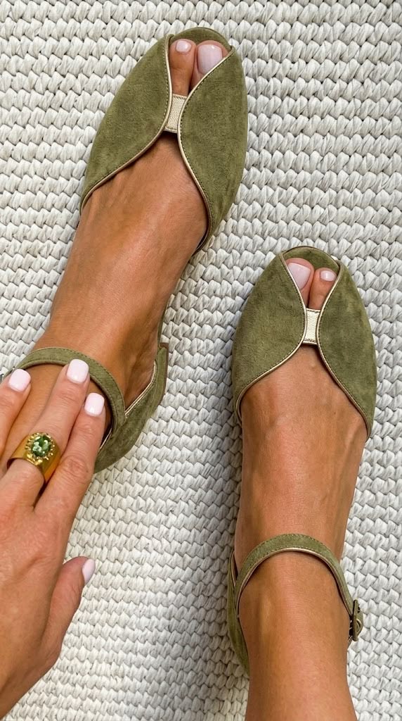 Ballerine eleganti in camoscio con bordo metallico e punta aperta