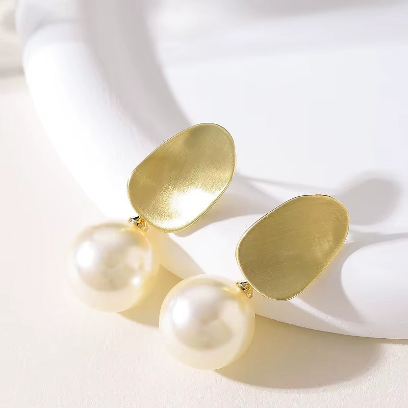 Orecchini dorati in perla d'acqua dolce