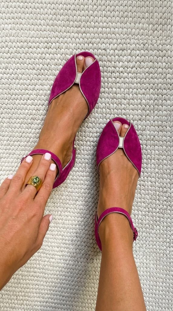 Ballerine eleganti in camoscio con bordo metallico e punta aperta