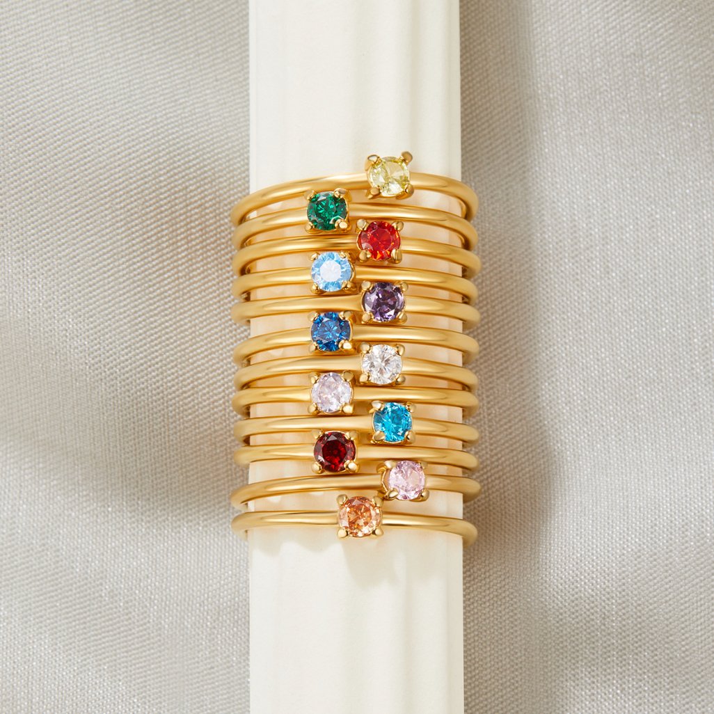 Anelli in oro con pietra di nascita